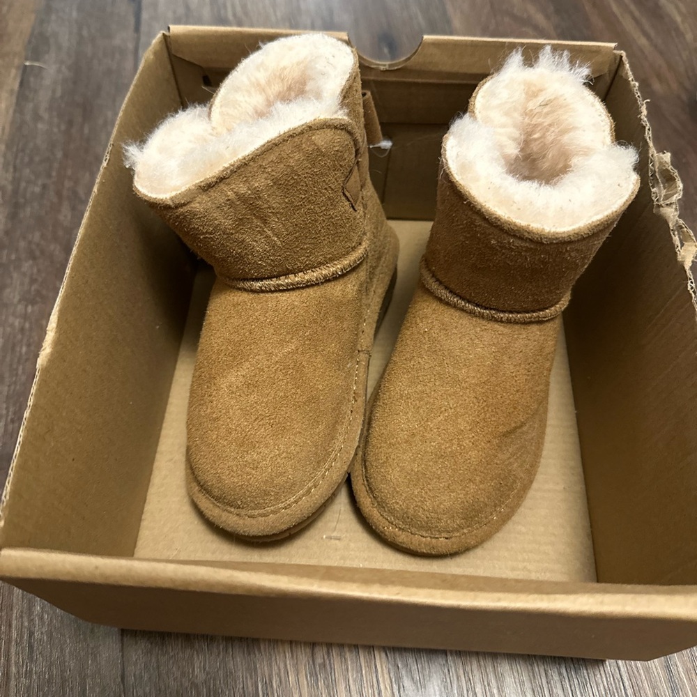BearPaw Toddler Suede Boots - Chestnut color 7t NWT
